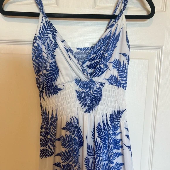 NWT Blue and White Leaf Print Ladies Summer Dress - Picture 4 of 7